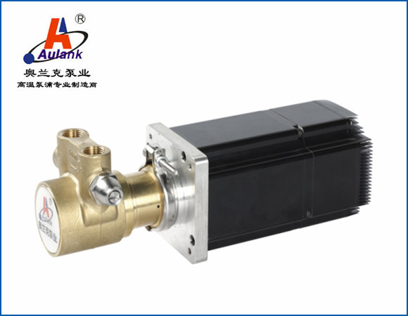 VP 系列葉片泵主要由增壓室、葉片、轉(zhuǎn)子、泵體、電機等部件組成，可根據(jù)使用需求，選配不銹鋼、黃銅作為泵體材質(zhì)；單相、三相、防爆、變頻作為驅(qū)動電機。循環(huán)介質(zhì)為不含顆粒、纖維的水、乙二醇、甲醇、導熱油等。產(chǎn)品具有可自吸、高揚程、小流量、結(jié)構(gòu)精密、體積小、噪音低、外觀精致等特點。2.應用領域：適用于激光設備冷卻、等離子切割機、X 射線和醫(yī)用激光冷卻系統(tǒng)、實驗室設備冷卻循環(huán)、高壓清洗設備、反滲透系統(tǒng)等領域。