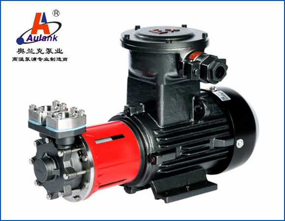 該款泵浦為磁力驅(qū)動(dòng)式超高溫旋渦/離心泵，移送循環(huán)介質(zhì)為不含顆粒、纖維的液體（水、導(dǎo)熱油、乙二醇）等。泵浦外觀精美、振動(dòng)小、噪音低、應(yīng)用于循環(huán) 350℃以內(nèi)高溫導(dǎo)熱油，循環(huán) 180℃以內(nèi)熱水。