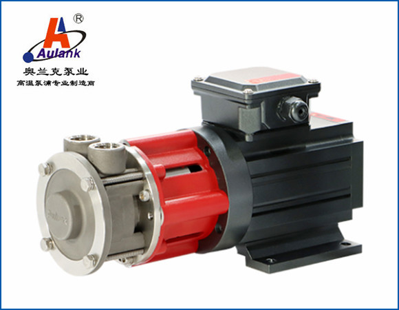 該款泵浦為磁力驅(qū)動式超高溫旋渦泵，移送循環(huán)介質(zhì)為不含顆粒、纖維的液體（水、導(dǎo)熱油、乙二醇）等。泵浦外觀精美、振動小、噪音低、應(yīng)用于循環(huán) 350℃以內(nèi)高溫導(dǎo)熱油，循環(huán) 200℃以內(nèi)熱水。